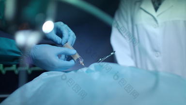 外科医生手倒血注射器外科手术过程医疗操作
